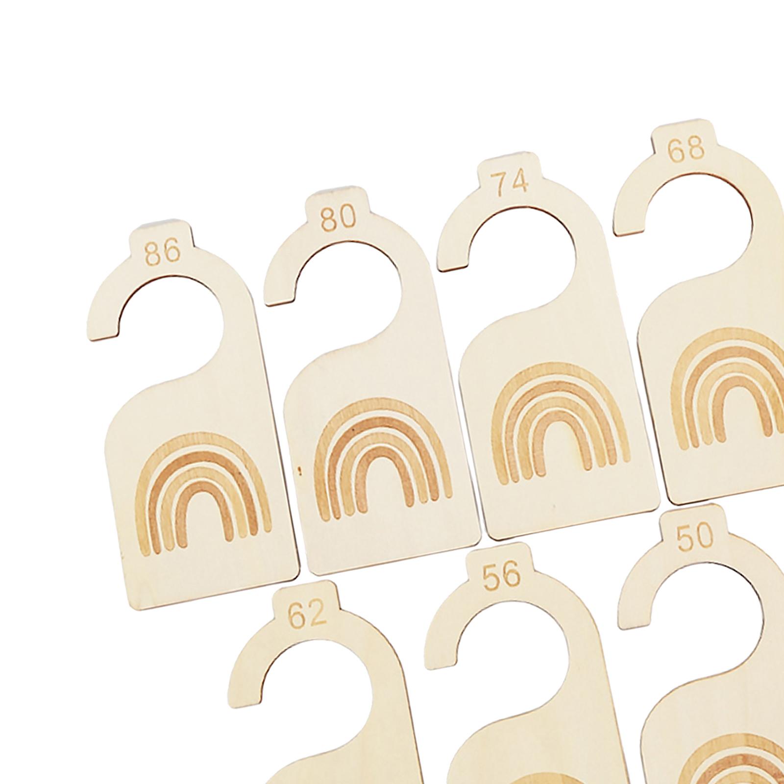 Baby Clothing Tags - 7x ベビー服サイズハンガーオーガナイザー 愛らしい木製衣類サイズ年齢別仕分けハンガー 保育園用ハンガーオーガナイザー 保育園クローゼット用